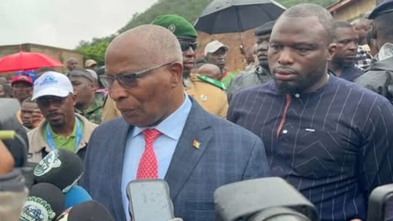 Après un glissement de terrain meurtrier à Manéah, le gouvernement guinéen appelle à l’évacuation des zones à risque. L’événement révèle l’urgence d’une réponse territoriale face aux aléas climatiques.