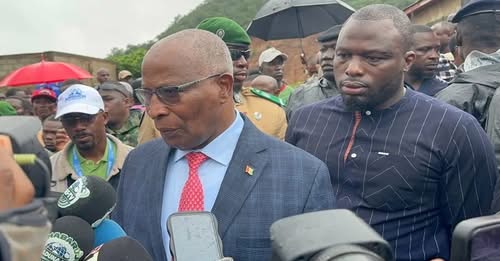 Après un glissement de terrain meurtrier à Manéah, le gouvernement guinéen appelle à l’évacuation des zones à risque. L’événement révèle l’urgence d’une réponse territoriale face aux aléas climatiques.