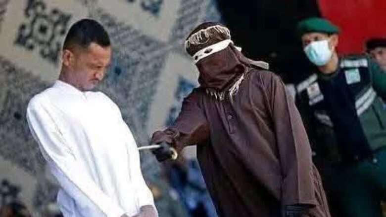 En Indonésie, deux hommes ont été publiquement fouettés à Banda Aceh pour relations homosexuelles, conformément à la charia locale.