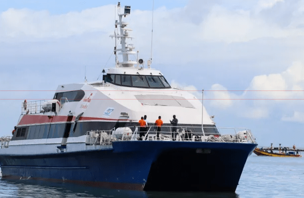 Guinée : le ministre des transports réceptionne un nouveau bateau   