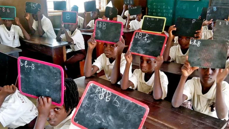 Le ministère guinéen de l’Enseignement pré-universitaire confirme la rentrée scolaire 2025-2026 pour le 15 septembre. Une décision stratégique pour renforcer le temps d’apprentissage et rapprocher le système éducatif des standards régionaux, malgré les attentes d’un report.